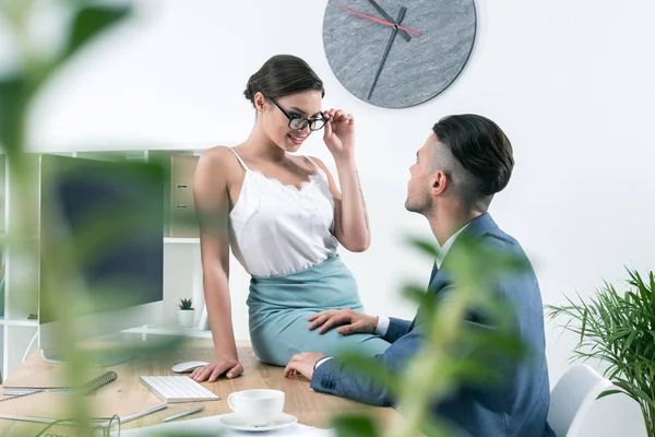Сексуальная секретарша соблазняет босса на рабочем месте — стоковое фото