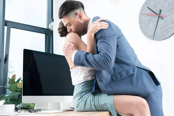 Colegas de negocios besándose en los juegos previos en el lugar de trabajo - foto de stock