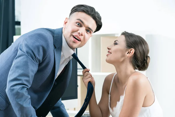 Чувственная деловая женщина соблазняет босса в офисе — стоковое фото