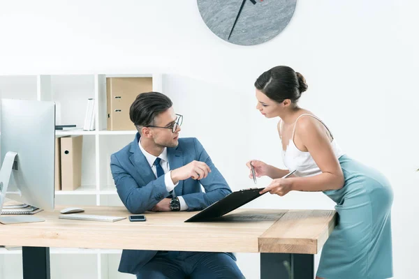 Secrétaire parler au patron au bureau — Photo de stock