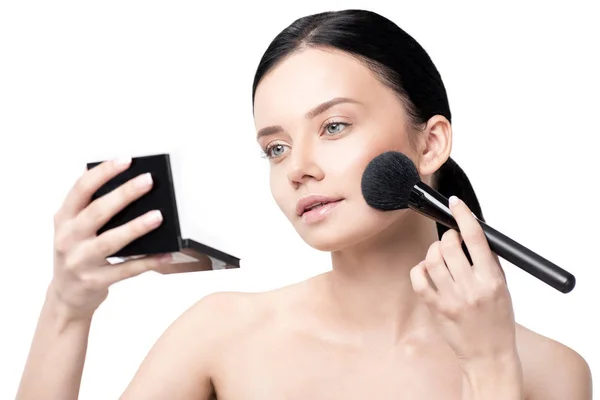 Mujer aplicando polvo facial - foto de stock