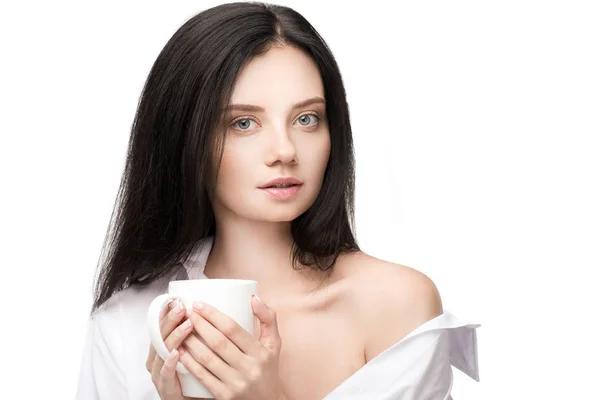 Mujer joven sosteniendo taza - foto de stock