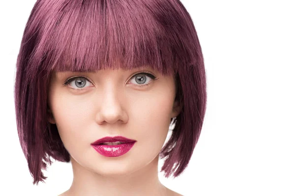 Привлекательная девушка с фиолетовыми волосами — стоковое фото