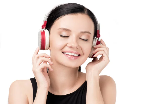 Mujer joven escuchando música en auriculares - foto de stock