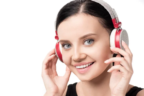 Chica sonriente escuchando música en auriculares - foto de stock