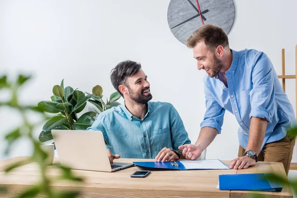 Empresarios trabajando en la oficina - foto de stock