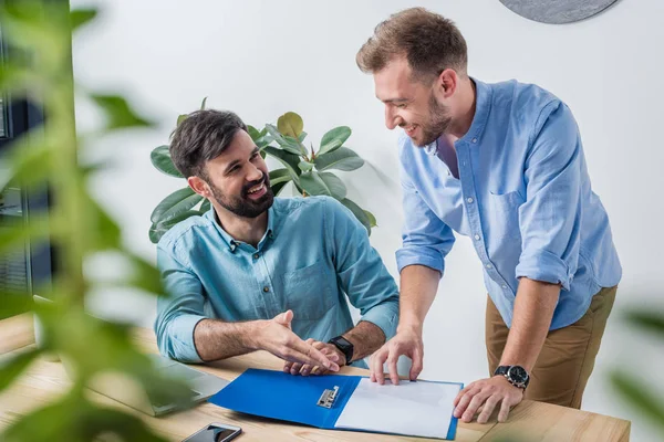 Empresarios trabajando en la oficina - foto de stock