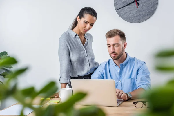 Geschäftsleute im Amt — Stockfoto