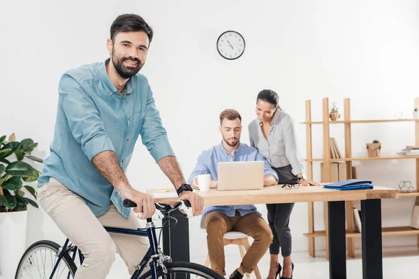 Hommes d'affaires au bureau — Photo de stock