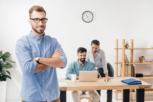 Gente de negocios en la oficina - foto de stock