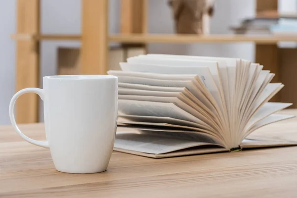 Taza de café y libro - foto de stock