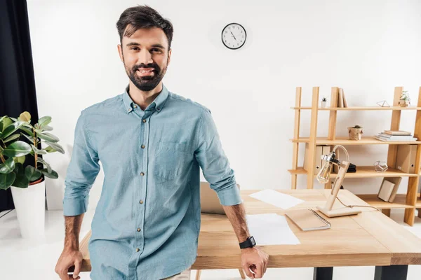 Empresario en el lugar de trabajo en la oficina - foto de stock