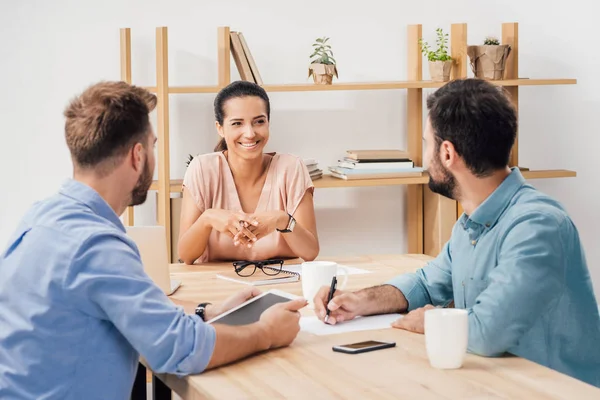 Empresarios en reunión en el cargo — Stock Photo