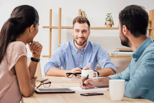 Empresarios en reunión en el cargo — Stock Photo
