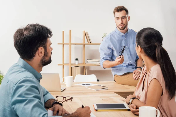 Gente de negocios en reunión - foto de stock