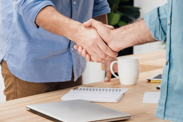 Businessmen shaking hands — Stock Photo