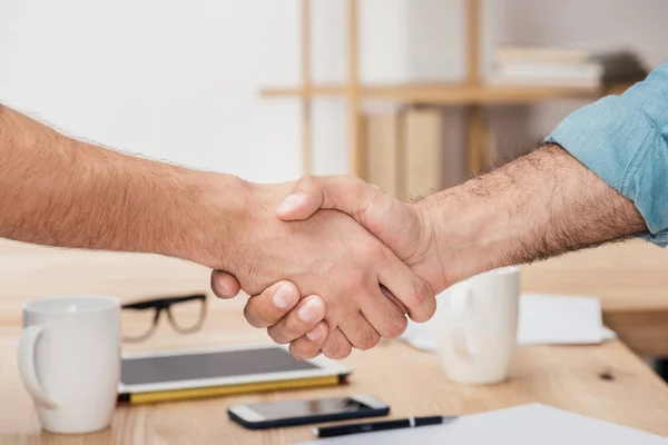 Businessmen shaking hands — Stock Photo