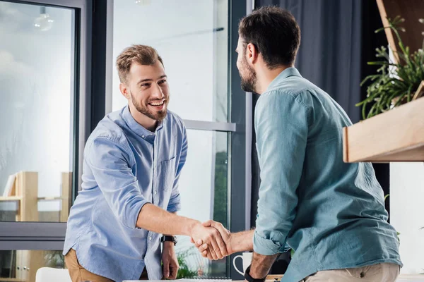 Businessmen shaking hands — Stock Photo