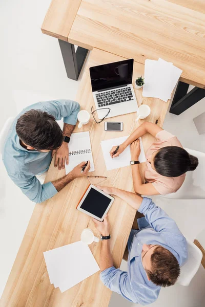 Gente de negocios en reunión - foto de stock