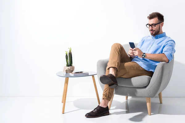 Hombre de negocios usando smartphone - foto de stock