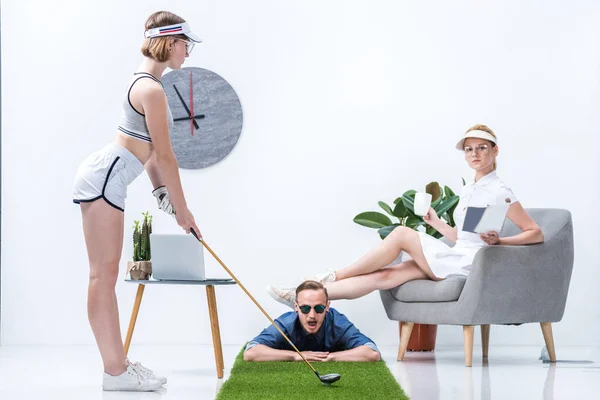 Persone che giocano a golf — Foto stock