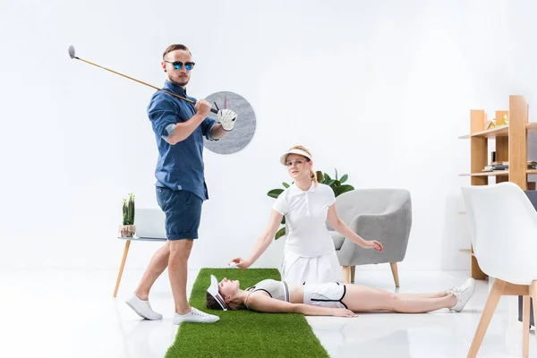 Menschen spielen Golf — Stockfoto