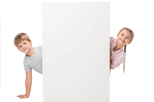 Niño y niña con banner en blanco - foto de stock