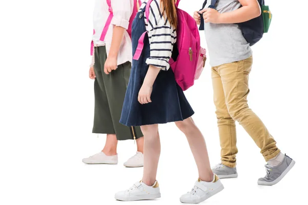 Niños caminando con mochilas - foto de stock