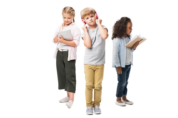 Niños con gadgets y libro - foto de stock