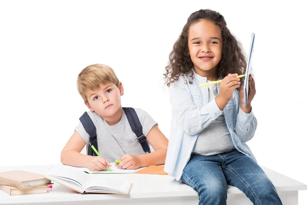 Escolares multiétnicos que estudian juntos - foto de stock