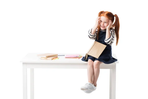 Colegiala leyendo libro - foto de stock