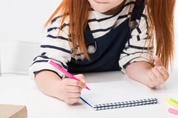 Colegiala dibujo en cuaderno - foto de stock