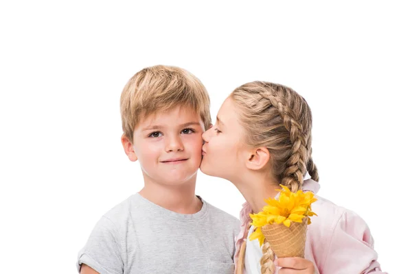 Niño y niña con flores - foto de stock