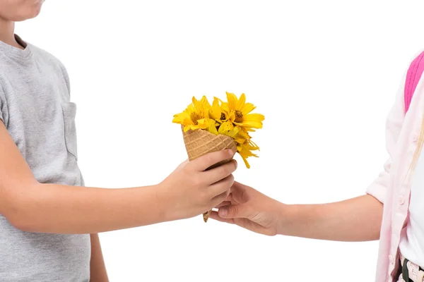 Niño y niña con flores - foto de stock