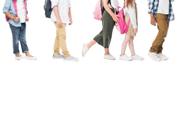 Niños multiétnicos con mochilas - foto de stock