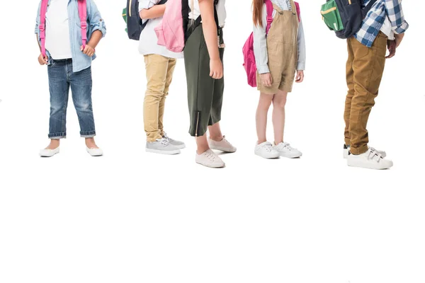 Niños multiétnicos con mochilas - foto de stock