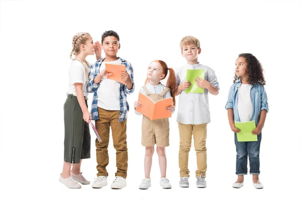 Enfants multiethniques avec manuels scolaires — Photo de stock