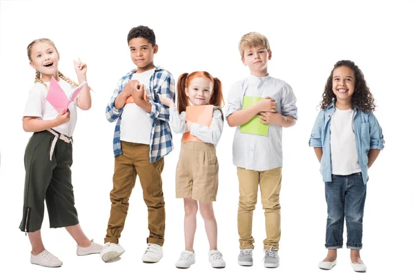 Niños multiétnicos con libros de texto - foto de stock