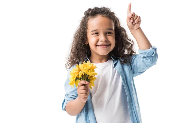 Chica afroamericana con flores - foto de stock