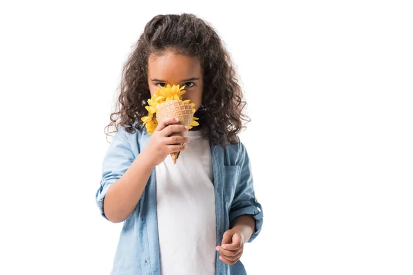 Chica afroamericana con flores - foto de stock