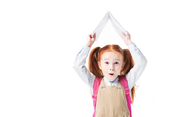 Colegiala sorprendida con libro - foto de stock