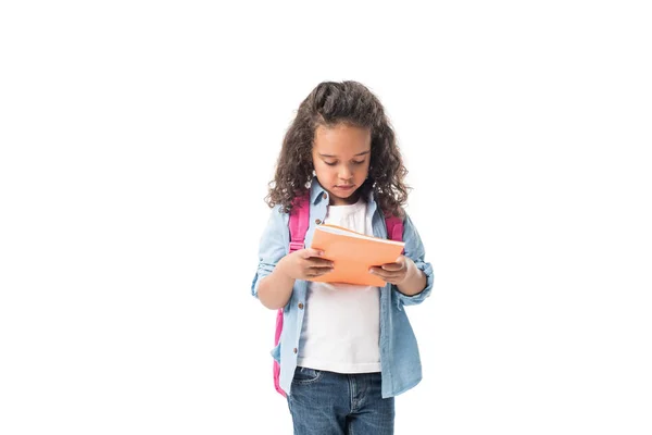 Colegiala afroamericana con libro de texto - foto de stock