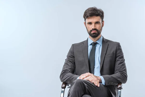 Homem de negócios pensativo sentado na cadeira — Fotografia de Stock