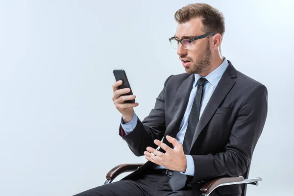 Empresario sorprendido con teléfono inteligente - foto de stock