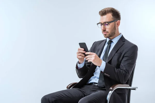 Homme d'affaires utilisant un smartphone — Photo de stock