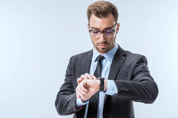 Empresario verificando el tiempo - foto de stock