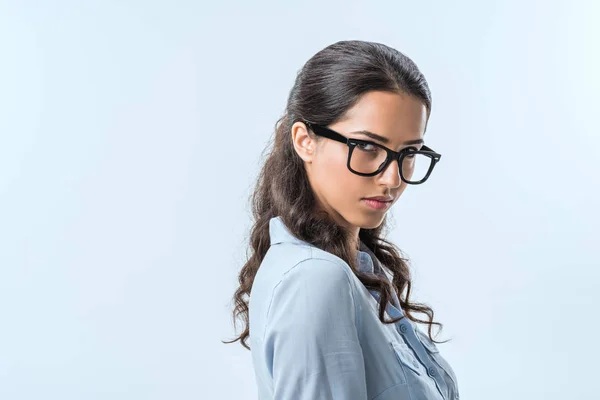 Уверенная деловая женщина в очках — стоковое фото