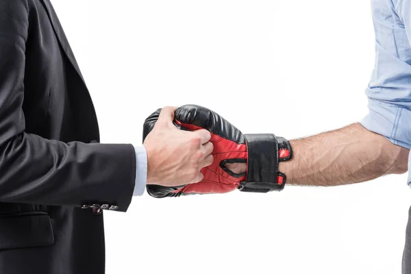 Hombre de negocios y boxeador estrechando las manos - foto de stock