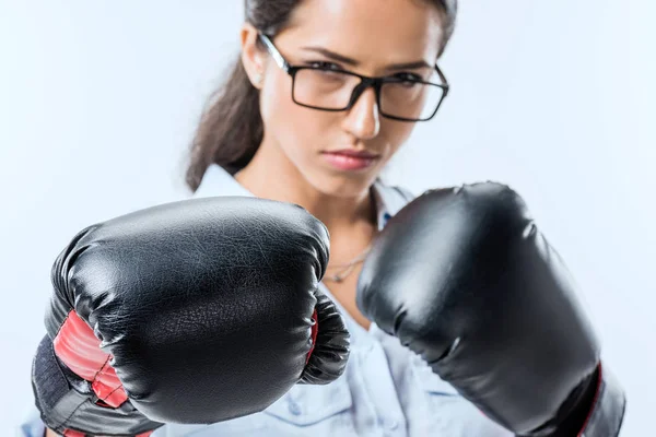 Mujer de negocios en guantes de boxeador - foto de stock