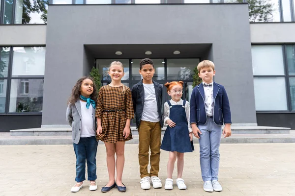 Crianças multiétnicas perto da escola — Fotografia de Stock